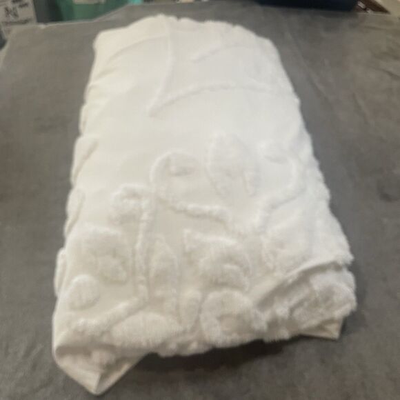 Better Trends Chenille Queen White Bedspread Set Medallion 102" x 110" 3 Pillow - Picture 10 of 12